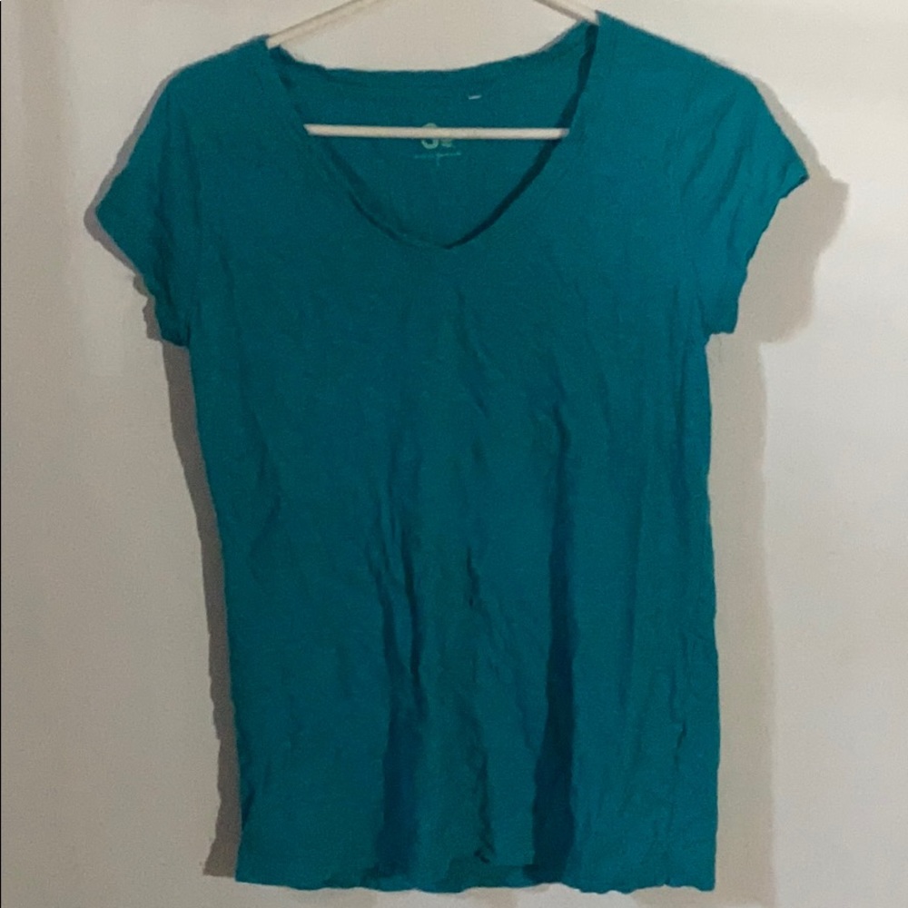 A blue/teal t shirt